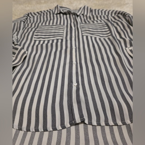 Everly Women’s Size L Black & White Striped Shirt With Embroidered Flowers EUC - Picture 6 of 8